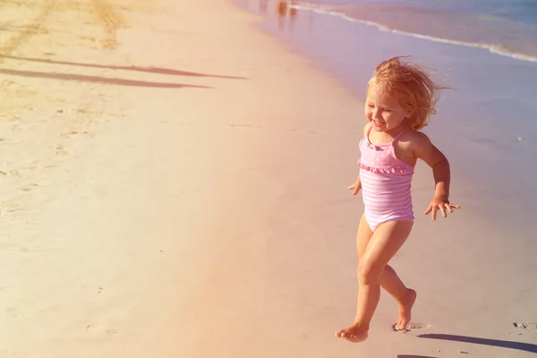 Meisje uitgevoerd op strand — Stockfoto