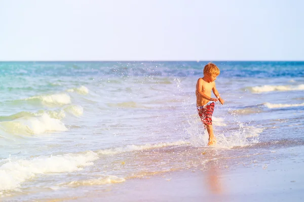 Chłopiec biegną na plaży — Zdjęcie stockowe