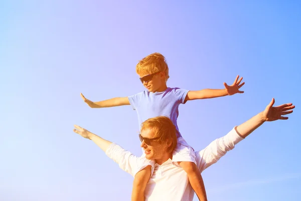Батько і син грають на небі — стокове фото