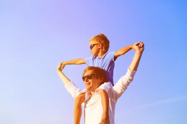 Felice padre e figlio giocare — Foto Stock