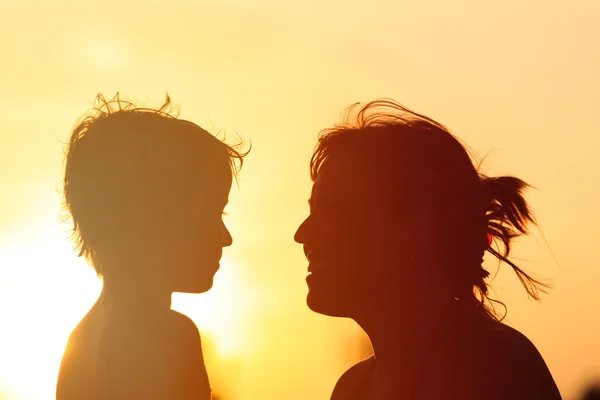 Mère heureuse et fils au coucher du soleil — Photo