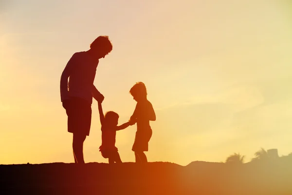 Pai com filho e filha jogar ao pôr do sol — Fotografia de Stock