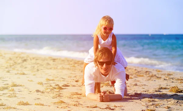 Padre e hija jugando en la playa —  Fotos de Stock