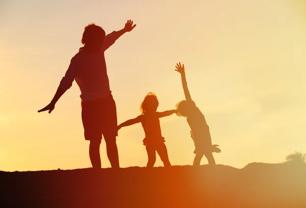 Father with son and daughter play at sunset — Stock Photo, Image