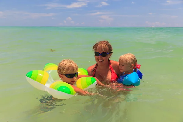 Moeder met zoon en dochter op zee zwemmen — Stockfoto