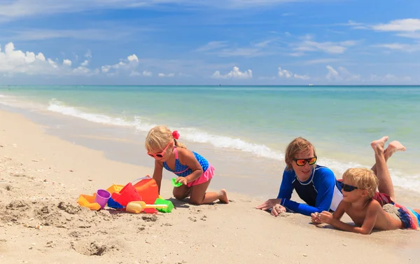 Padre con niños jugar en la playa —  Fotos de Stock