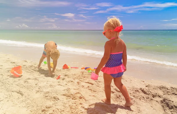 Niños juegan en la playa de verano — Foto de Stock