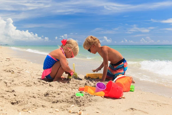 I bambini giocano sulla spiaggia estiva — Foto Stock