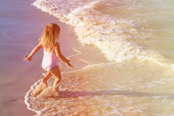 Girl runs on the beach — Stock Photo, Image