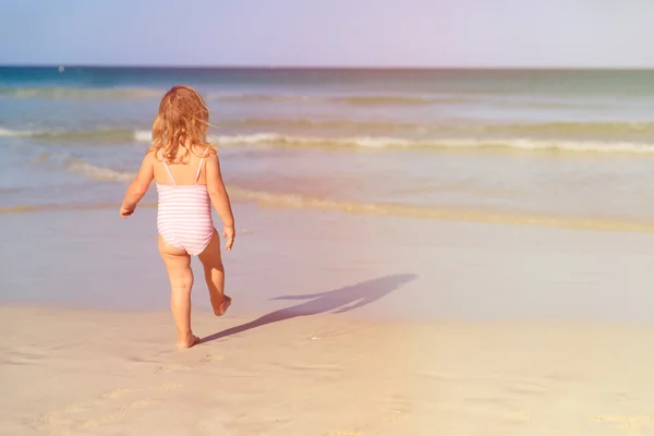 Маленькая девочка собирается искупаться на пляже — стоковое фото