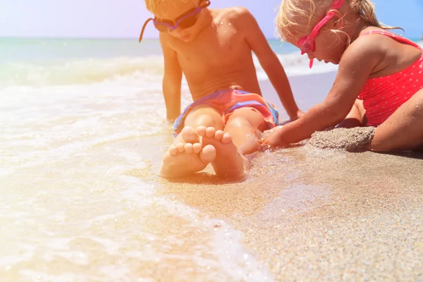 Menino e menina jogar na praia — Fotografia de Stock
