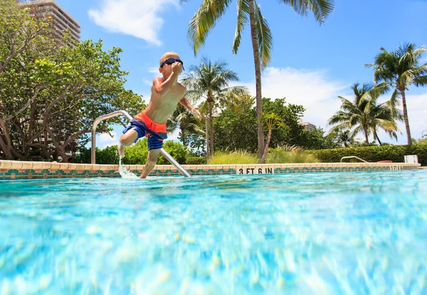 Chłopiec, skoki do basenu — Zdjęcie stockowe