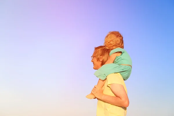 Pai e filha em ombros no céu — Fotografia de Stock