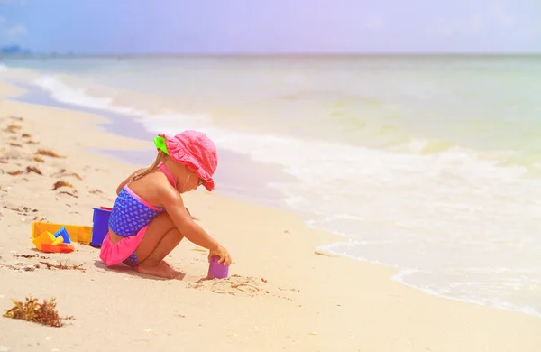 Dziewczyna gra z piasku na plaży — Zdjęcie stockowe