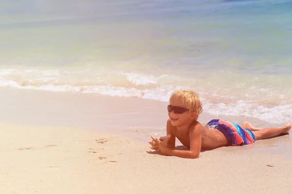 Jongen ontspannen op het strand — Stockfoto