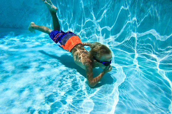 Niño nadando bajo el agua — Foto de Stock