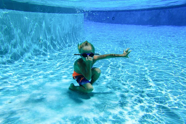 Menino nadando debaixo d 'água — Fotografia de Stock