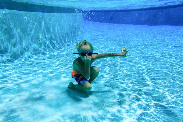 Niño nadando bajo el agua — Foto de Stock