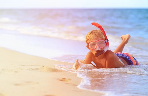 Niño nadando con máscara en el mar — Foto de Stock