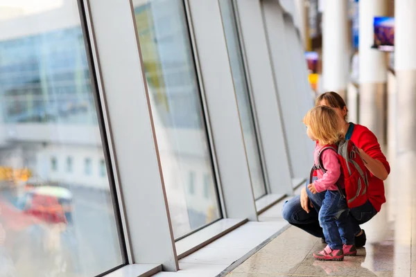 Mor och dotter på flygplatsen — Stockfoto