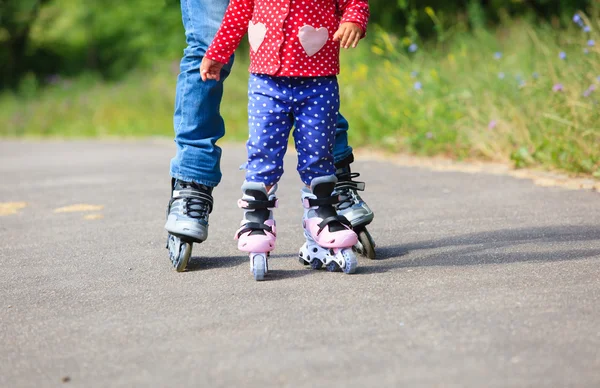 Батько навчає доньку кататися на ковзанах — стокове фото