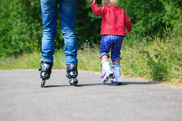 Padre insegnare daugther a pattinare a rotelle — Foto Stock