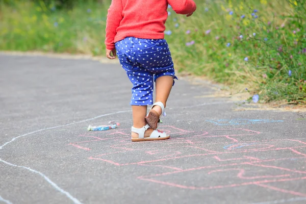 Kleines Mädchen spielt Hopscotch — Stockfoto