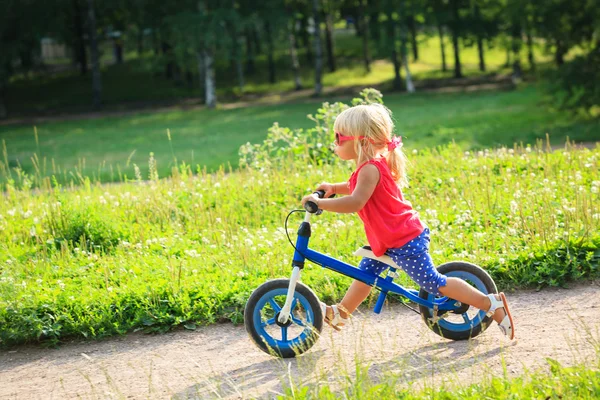 Carino bambina in sella runbike — Foto Stock