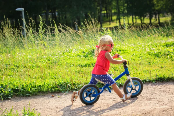 귀여운 작은 여 자가 타기 runbike — 스톡 사진