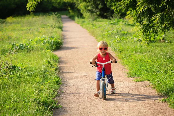 Niedliches kleines Mädchen, das Runbike fährt — Stockfoto