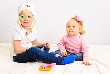 küçük erkek ve kız doktor kapalı oynamak