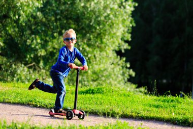 küçük çocuk sürme scooter yaz aylarında