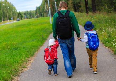babası küçük oğlu ve kızı okul veya günlük bakım için yürüyüş