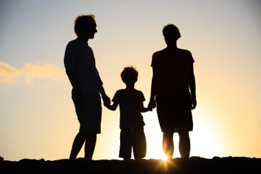 gün batımında küçük çocuk ile mutlu aile