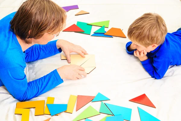 Professeur et enfant jouant avec des formes géométriques — Photo