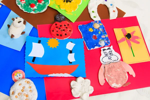 Artigianato infantile da pasta da gioco e carta, educazione precoce — Foto Stock