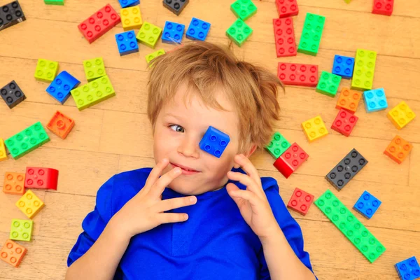 Enfant jouant avec des blocs en plastique colorés à l'intérieur — Photo