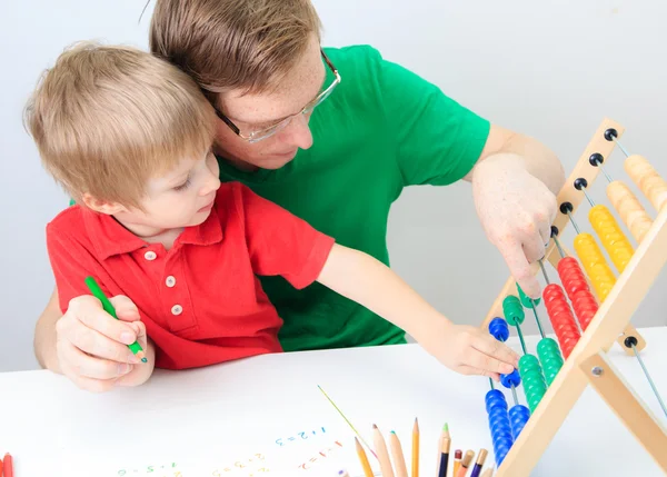 Petit garçon avec professeur d'apprentissage des mathématiques, éducation des jeunes enfants — Photo