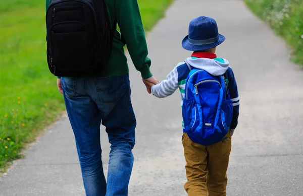 Pai andando filho para a escola ou creche — Fotografia de Stock
