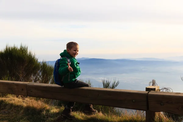 Küçük çocuk dağlarda hiking — Stok fotoğraf