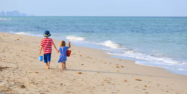 Malý chlapec a dívka na pláži — Stock fotografie