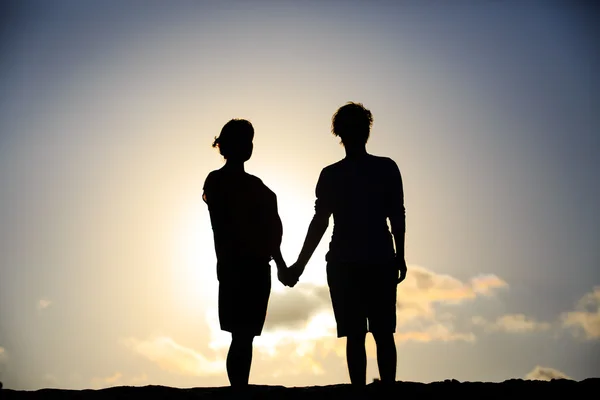 Felice coppia incinta al tramonto spiaggia — Foto Stock