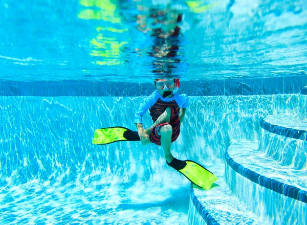 Kleiner Junge schwimmt unter Wasser, aktive Kinder — Stockfoto