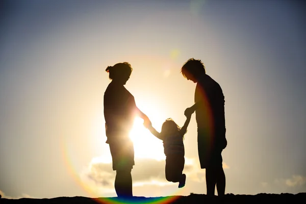 Felice gioco di famiglia con la piccola figlia al tramonto — Foto Stock