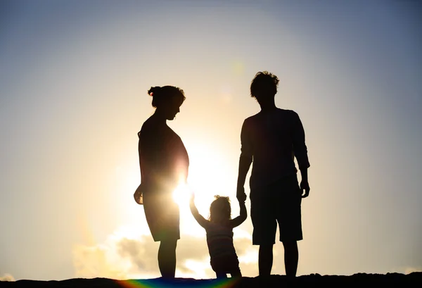 Šťastný rodinný hrát s malou dcerou při západu slunce — Stock fotografie