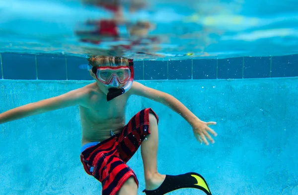 Petit garçon nageant sous l'eau, enfants actifs — Photo