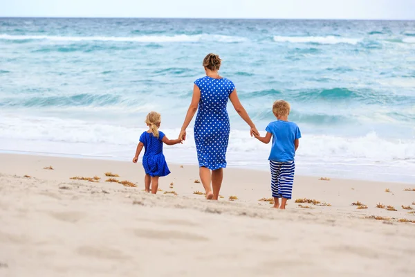 Matka a dvě děti na pláži — Stock fotografie