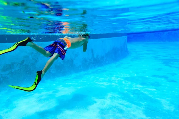 Kleiner Junge schwimmt unter Wasser, aktive Kinder — Stockfoto