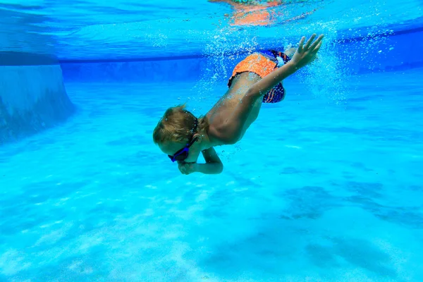 Niño aprende a nadar bajo el agua — Foto de Stock