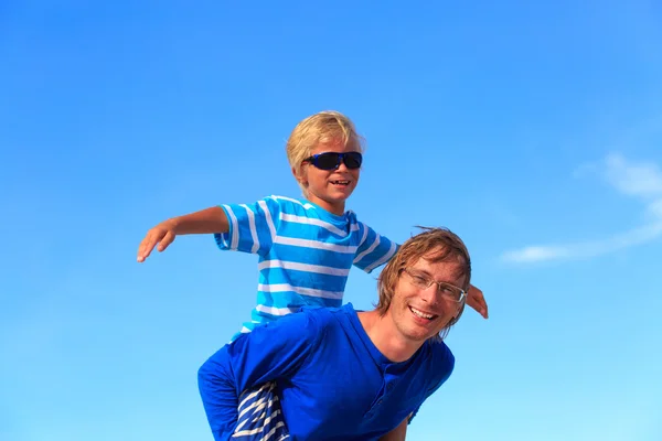 Padre e figlioletto che giocano sul cielo blu — Foto Stock